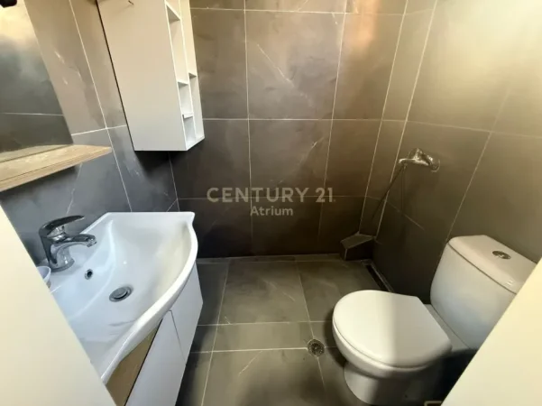 Tirane, jepet me qera apartament 2+1 Kati 1, 85 m² 600 € (PRANE MATERNITETIT TE RI)