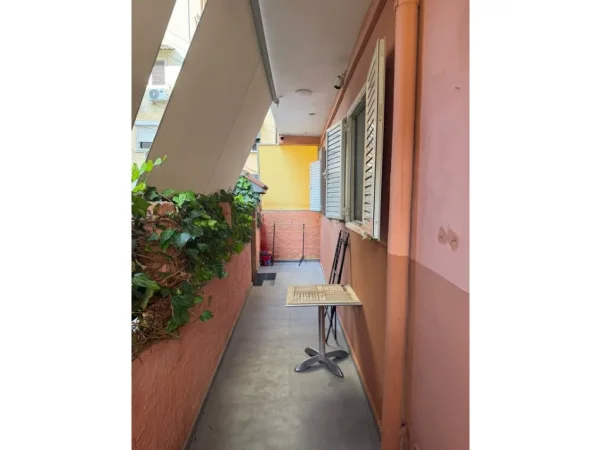 Tirane, jepet me qera apartament 2+1 Kati 1, 85 m² 600 € (PRANE MATERNITETIT TE RI)