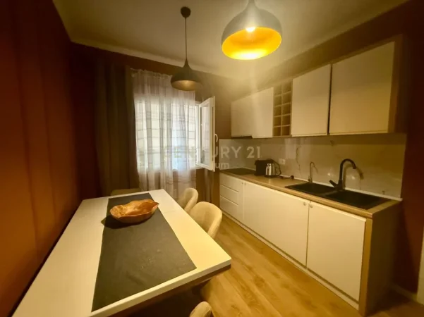 Tirane, jepet me qera apartament 2+1 Kati 1, 85 m² 600 € (PRANE MATERNITETIT TE RI)