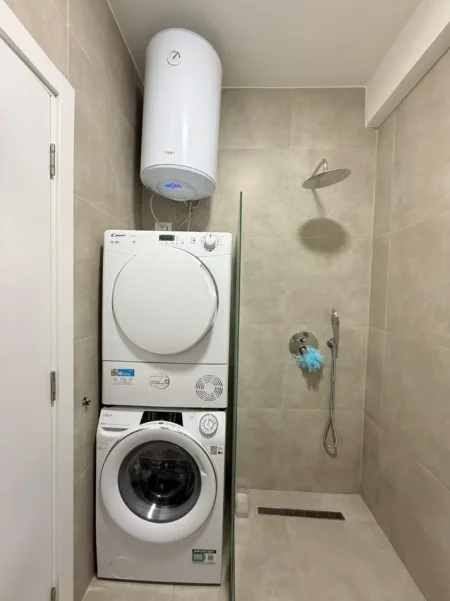 Tirane, jepet me qera apartament 1+1+Ballkon Kati 2, 67 m² 800 € (Komuna e Parisit)