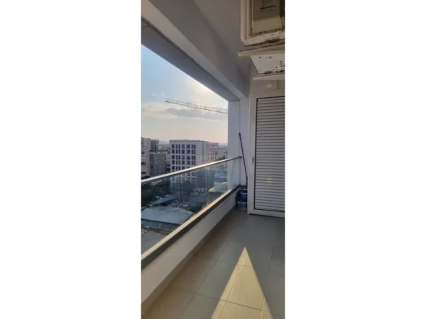 Tirane, jepet me qera apartament 1+1 Kati 8, 87 m² 850 € (Kinostudio Action143678)