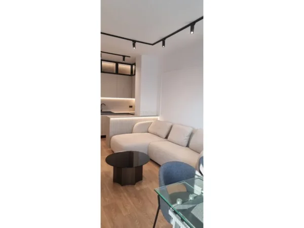 Tirane, jepet me qera apartament 1+1 Kati 8, 87 m² 850 € (Kinostudio Action143678)