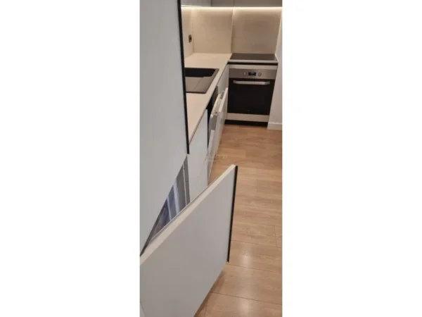 Tirane, jepet me qera apartament 1+1 Kati 8, 87 m² 850 € (Kinostudio Action143678)