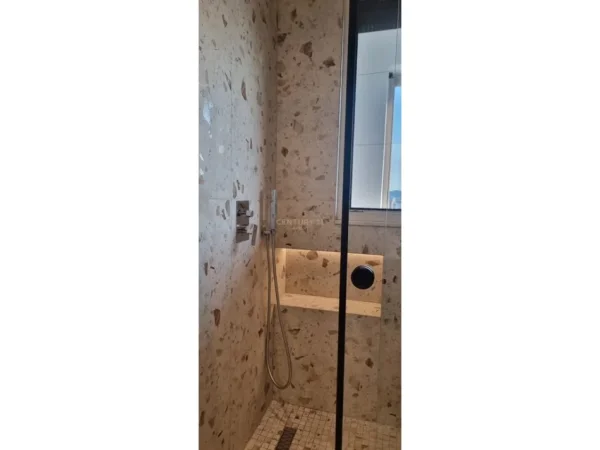 Tirane, jepet me qera apartament 1+1 Kati 8, 87 m² 850 € (Kinostudio Action143678)