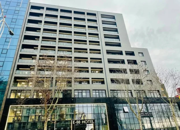 Tirane, jepet me qera zyre , 192 m² 1.300 € (zogu i zi)