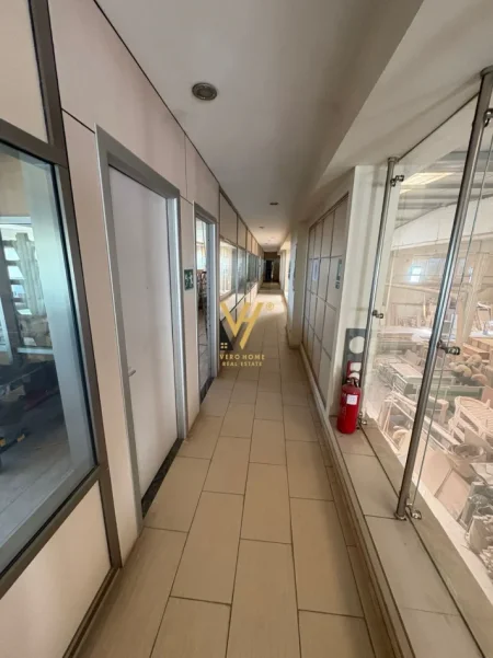 Tirane, jepet me qera ambjent biznesi Kati 0, 2.040 m² 6.500 € (MEGATEK)