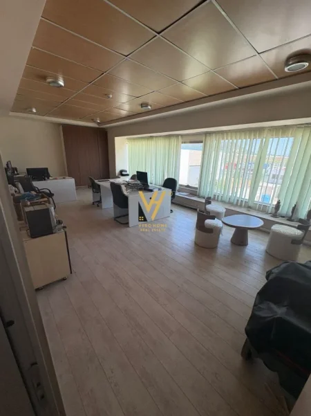 Tirane, jepet me qera ambjent biznesi Kati 0, 2.040 m² 6.500 € (MEGATEK)