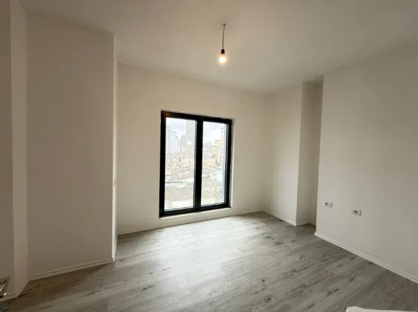 Tirane, jepet me qera zyre Kati 3, 100 m² 1.000 € (Rruga e Barrikadave, pranë shkollës Sami Frashëri)