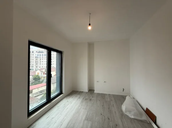 Tirane, jepet me qera zyre Kati 3, 100 m² 1.000 € (Rruga e Barrikadave, pranë shkollës Sami Frashëri)