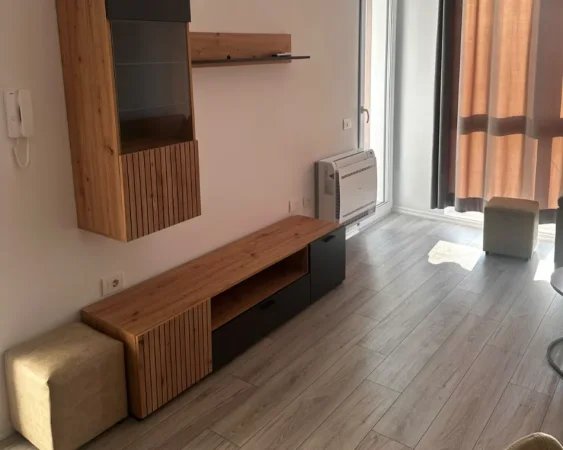 Tirane, jepet me qera apartament 1+1 Kati 8, 400 € (Yzberisht)