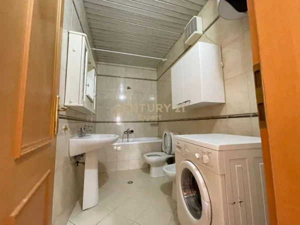 Tirane, jepet me qera apartament 2+1 Kati 10, 130 m² 800 € (Blloku expert143679)