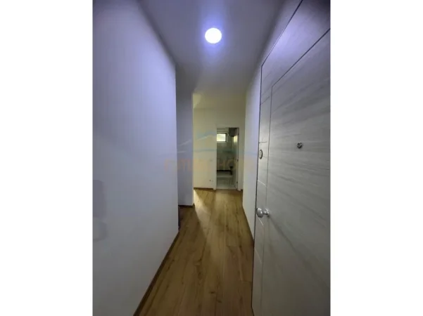 Tirane, jepet me qera apartament 2+1 Kati 4, 86 m² 500 € (Unaza e re)