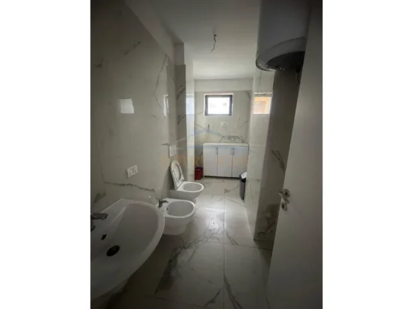 Tirane, jepet me qera apartament 2+1 Kati 4, 86 m² 500 € (Unaza e re)