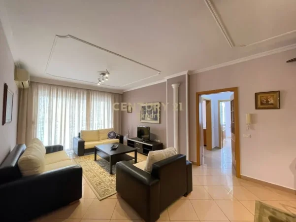 Tirane, jepet me qera apartament 2+1+Ballkon Kati 10, 130 m² 800 € 