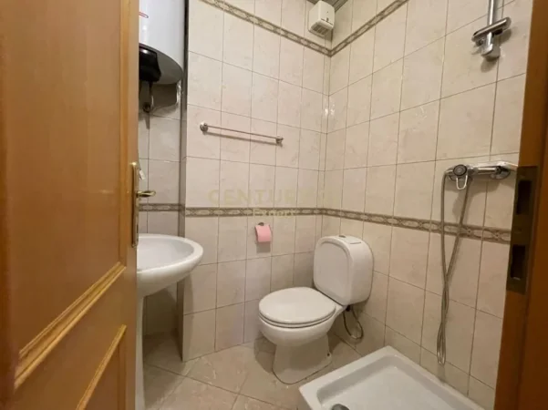 Tirane, jepet me qera apartament 2+1+Ballkon Kati 10, 130 m² 800 € 