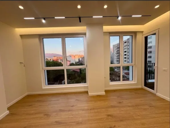 Tirane, jepet me qera ambjent biznesi Kati 3, 65 m² 1.000 € (Komuna e Parisit)
