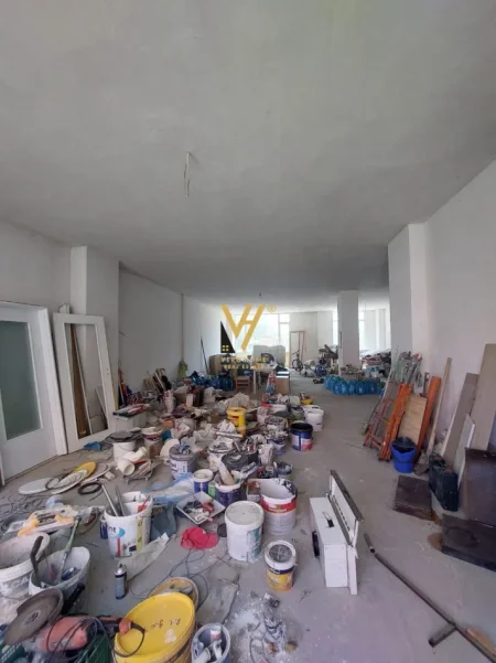 Tirane, shitet ambjent biznesi Kati 1, 168 m² 370.000 € (YZBERISHT)