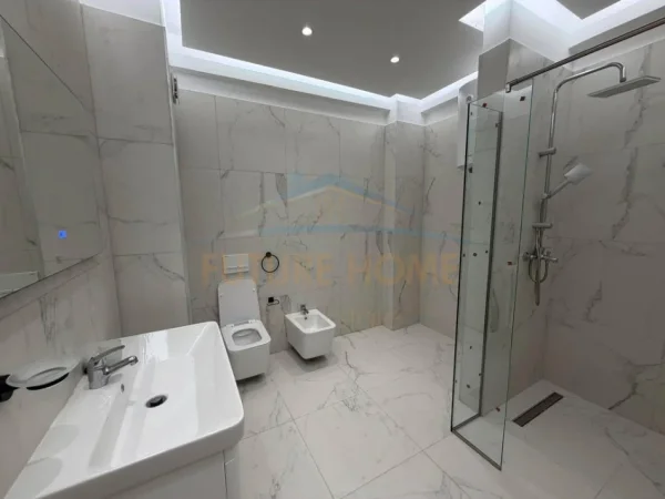 Tirane, jepet me qera apartament 1+1 Kati 3, 78 m² 750 € (Laprake)