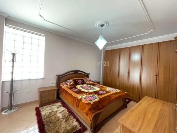 Tirane, jepet me qera apartament 2+1+Aneks+Ballkon Kati 10, 130 m² 800 € (Libri Universitar)