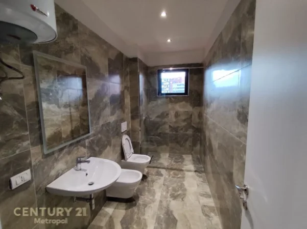 Tirane, jepet me qera apartament 2+1 Kati 2, 106 m² 880 € 