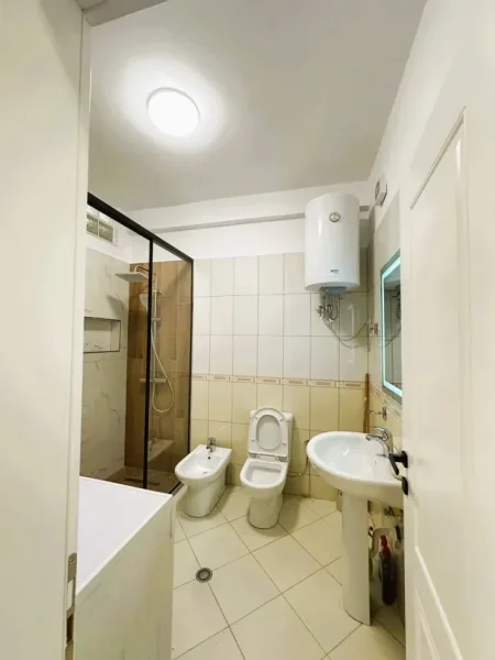 Tirane, jepet me qera apartament 2+1 Kati 5, 110 m² 933 € (Rruga Bilat Sina, pranë Kopshtit Zoologjik)