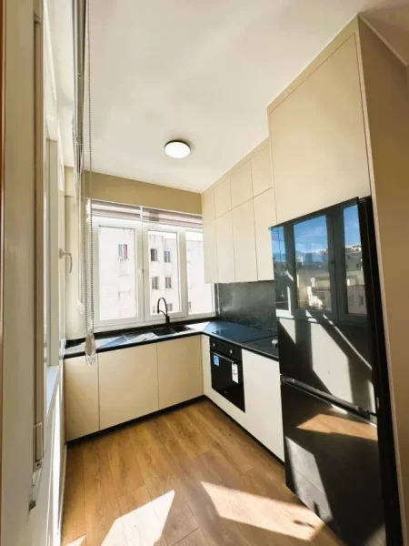 Tirane, jepet me qera apartament 2+1 Kati 5, 110 m² 933 € (Rruga Bilat Sina, pranë Kopshtit Zoologjik)