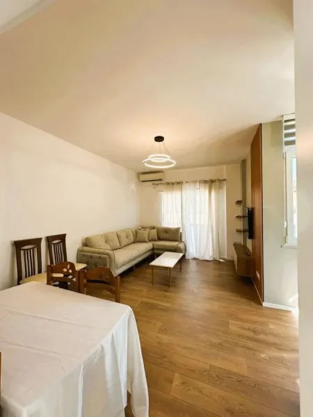 Tirane, jepet me qera apartament 2+1 Kati 5, 110 m² 933 € (Rruga Bilat Sina, pranë Kopshtit Zoologjik)