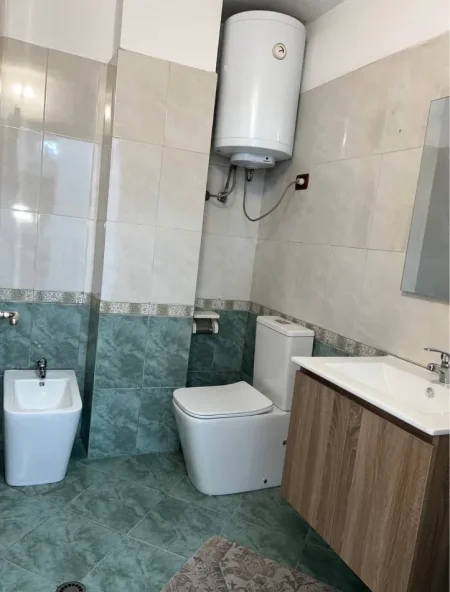 Tirane, jepet me qera apartament 1+1 , 63 m² 600 € (Medar shtylla)