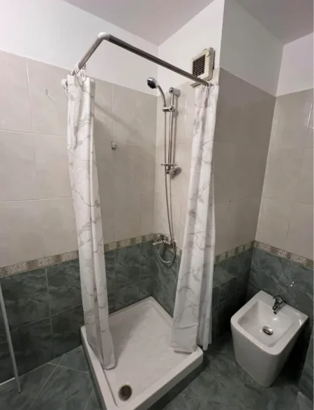 Tirane, jepet me qera apartament 1+1 , 63 m² 600 € (Medar shtylla)