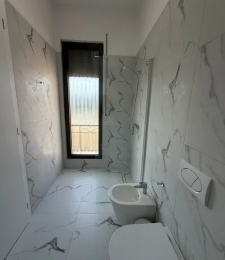 Tirane, jepet me qera apartament 2+1 , 114 m² 1.300 € 