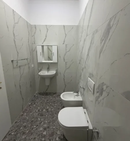 Tirane, jepet me qera apartament 2+1 , 114 m² 1.300 € 