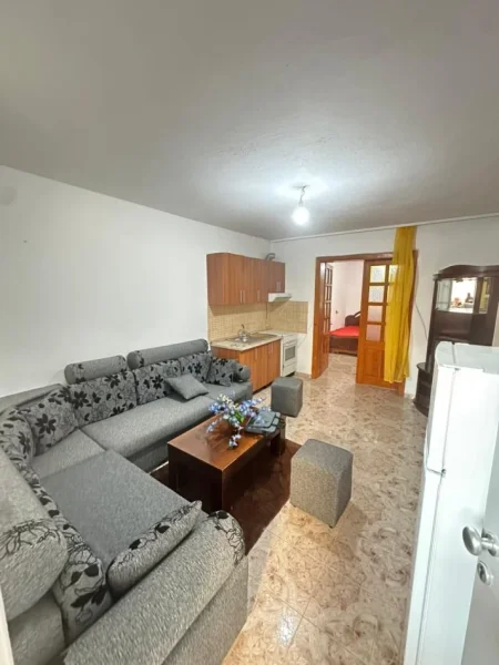 Tirane, jepet me qera apartament 1+1 Kati 2, 50 m² 350 € (Shkolla e Bashkuar)