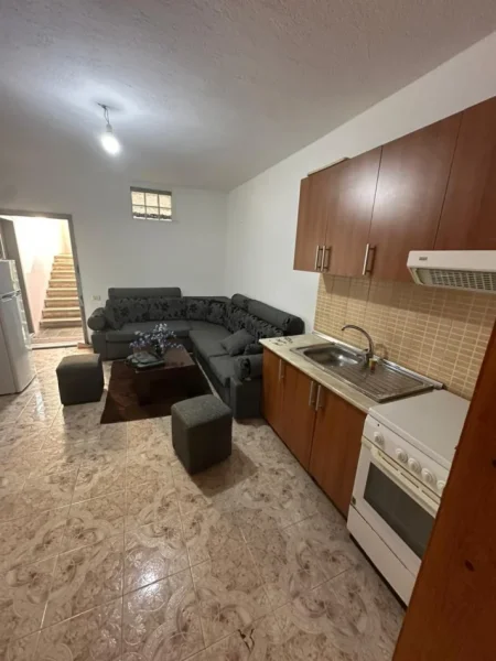 Tirane, jepet me qera apartament 1+1 Kati 2, 50 m² 350 € (Shkolla e Bashkuar)