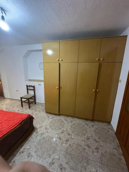 Tirane, jepet me qera apartament 1+1 Kati 2, 50 m² 350 € (Shkolla e Bashkuar)