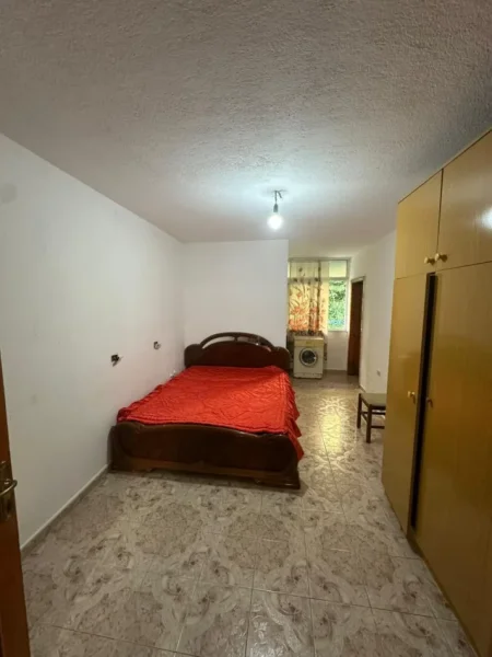 Tirane, jepet me qera apartament 1+1 Kati 2, 50 m² 350 € (Shkolla e Bashkuar)