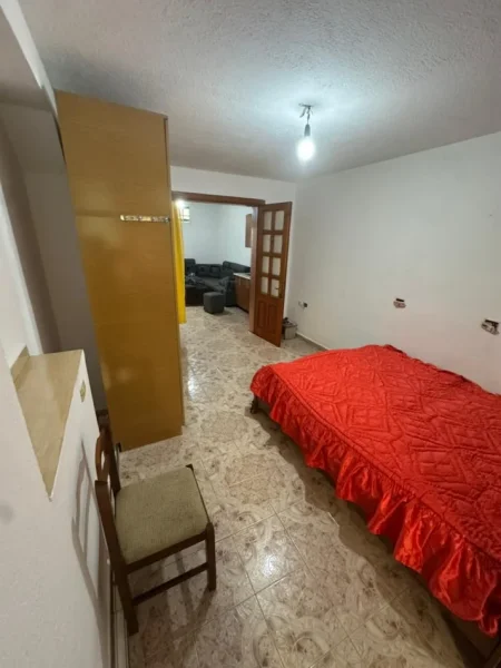 Tirane, jepet me qera apartament 1+1 Kati 2, 50 m² 350 € (Shkolla e Bashkuar)