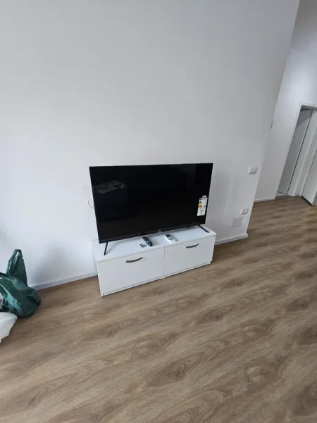 Tirane, jepet me qera apartament 1+1 Kati 3, 70 m² 350 € (ALI DEMI)