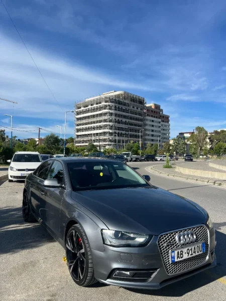 Tirane, shitet makine Audi A4 Nafte, gri e erret automatik 180.000 km 8500 €