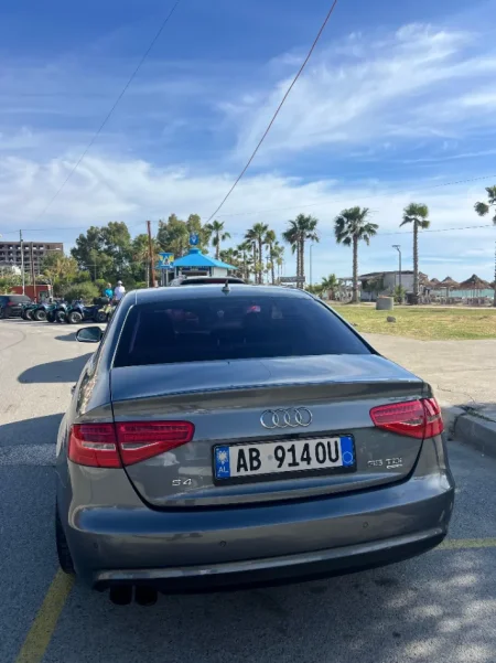 Tirane, shitet makine Audi A4 Nafte, gri e erret automatik 180.000 km 8500 €