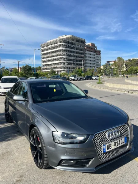 Tirane, shitet makine Audi A4 Nafte, gri e erret automatik 180.000 km 8500 €
