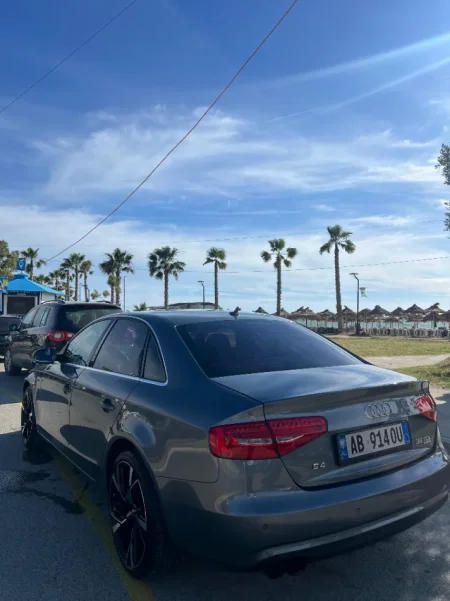 Tirane, shitet makine Audi A4 Nafte, gri e erret automatik 180.000 km 8500 €