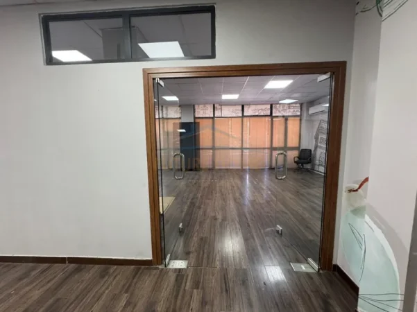 Tirane, jap me qera zyre Kati 1, 210 m² 2.000 € (Bulevardi Zogu i I)