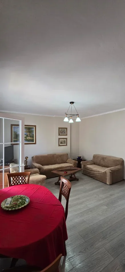 Tirane, jepet me qera apartament 2+1 , 650 € (rruga e barrikadave)