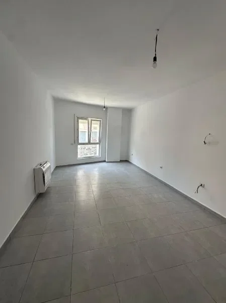 Tirane, jepet me qera apartament 2+1 Kati 1, 96 m² 600 € (Rruga E Barrikadave)