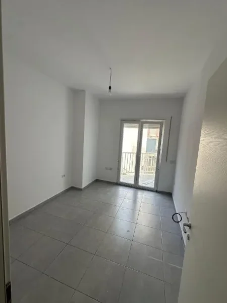 Tirane, jepet me qera apartament 2+1 Kati 1, 96 m² 600 € (Rruga E Barrikadave)