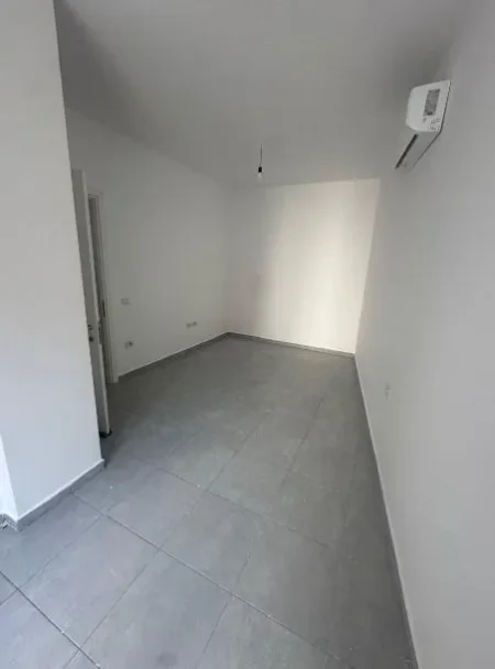 Tirane, jepet me qera apartament 2+1 Kati 1, 96 m² 600 € (Rruga E Barrikadave)