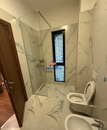 Tirane, jepet me qera apartament 2+1+Ballkon Kati 2, 113 m² 746 € 