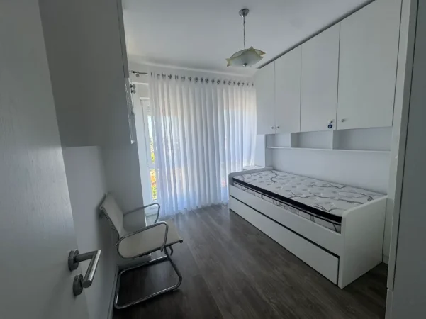 Tirane, jepet me qera apartament 2+1+Aneks+Ballkon Kati 6, 750 € (ish parku i autobusave)