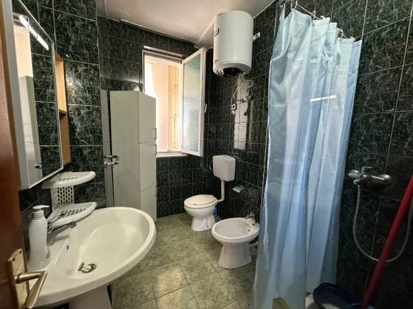 Tirane, jap me qera apartament 2+1+Aneks+Ballkon Kati 4, 78 m² 600 € (Te shkolla e Kuqe)