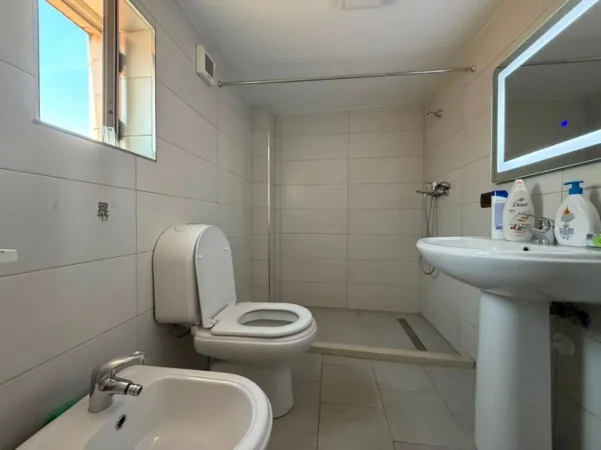 Tirane, jepet me qera apartament 2+1 Kati 3, 95 m² 600 € (21 Dhjetori)